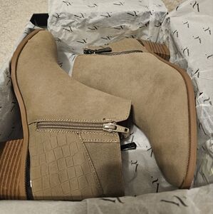 Vera Wang Simply Vera boots